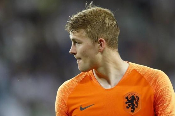 德弗里踢什么位置？